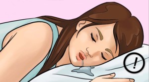 寝ている間に口を開けて唾液が垂れることを軽視しないで！頻繁に発生する場合、体が暗示している5つの病気に注意 - TopTrend360